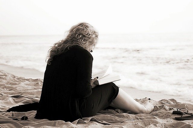 čtení na pláži