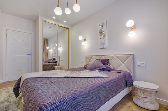 ložnice, postel s fialovým přehozem