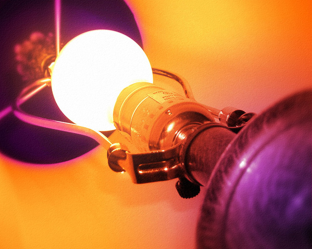 rozsvícená žárovka v lampičce.jpg